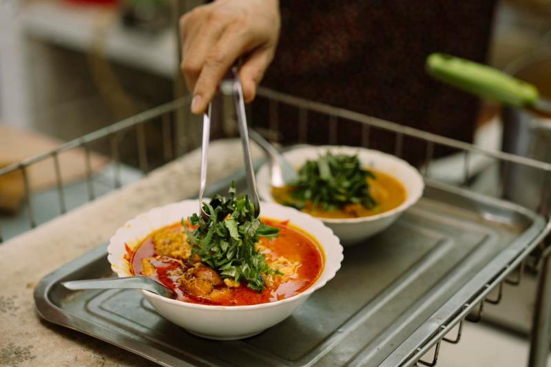 Tô cà ri Phú Hiền đang được phục vụ